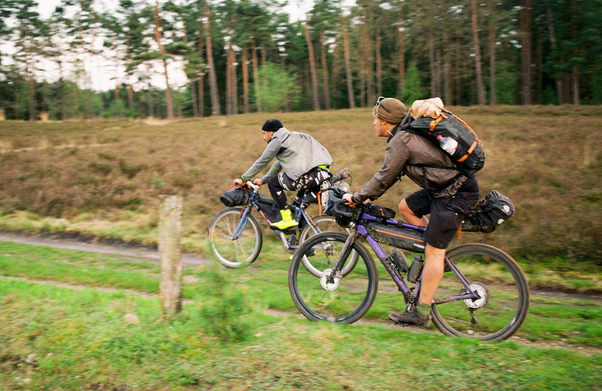 Bikepacking med cykel og telt i naturen.