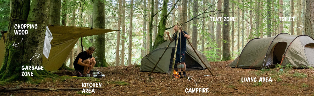 Camp i naturen med telte og bålsted