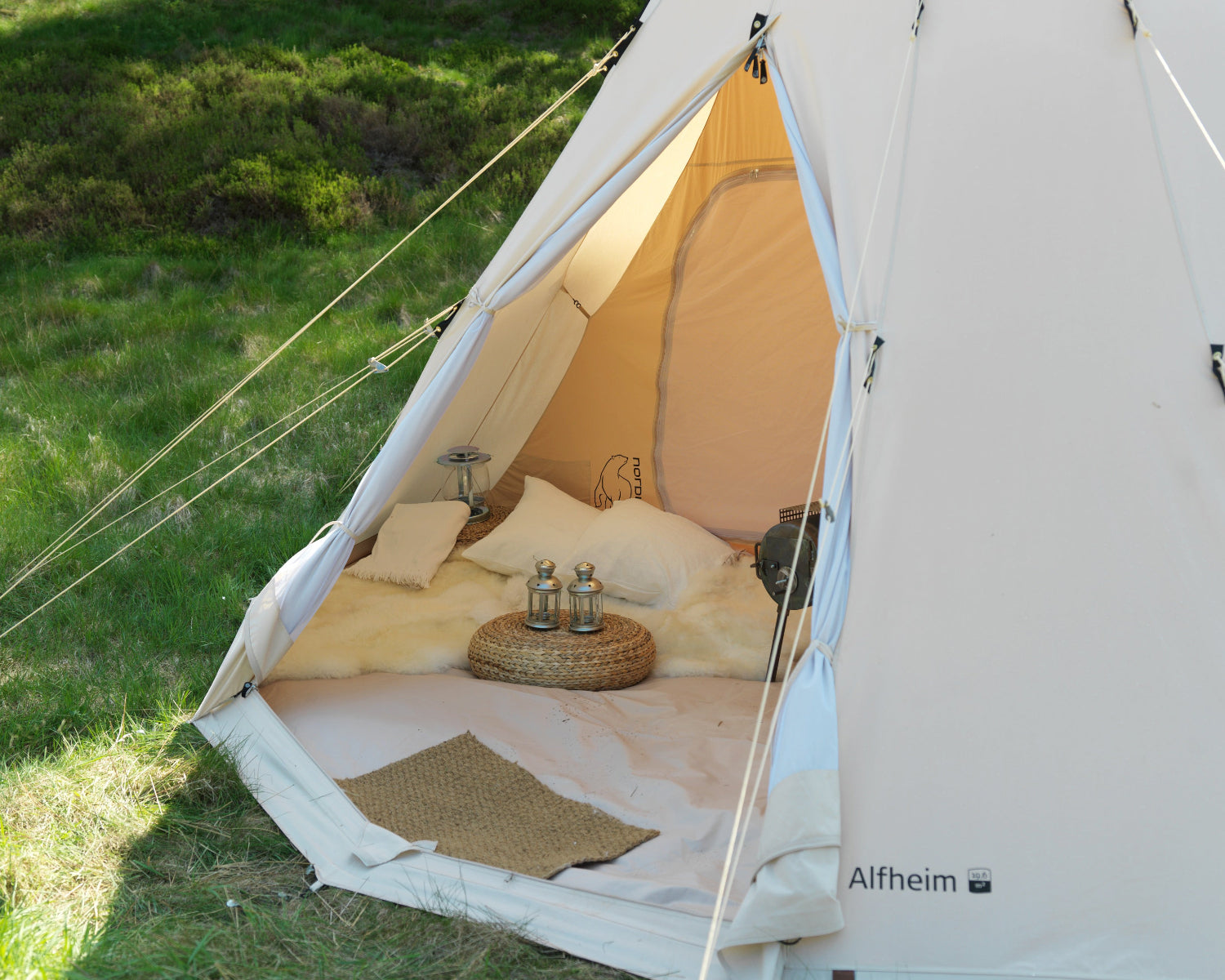 Glamping telt ved søen med seng og udstyr