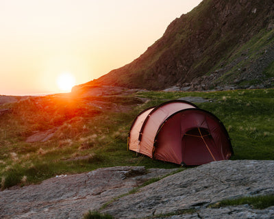 Telt i natur ved solnedgang til camping og outdoor
