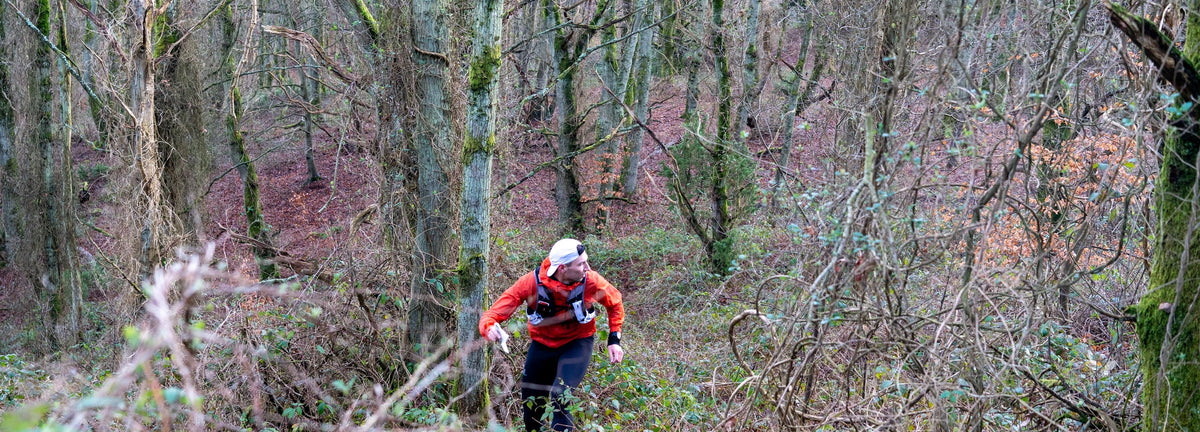 Løber i orange løbejakke under Nordisk AdventureRun i Mols Bjerge
