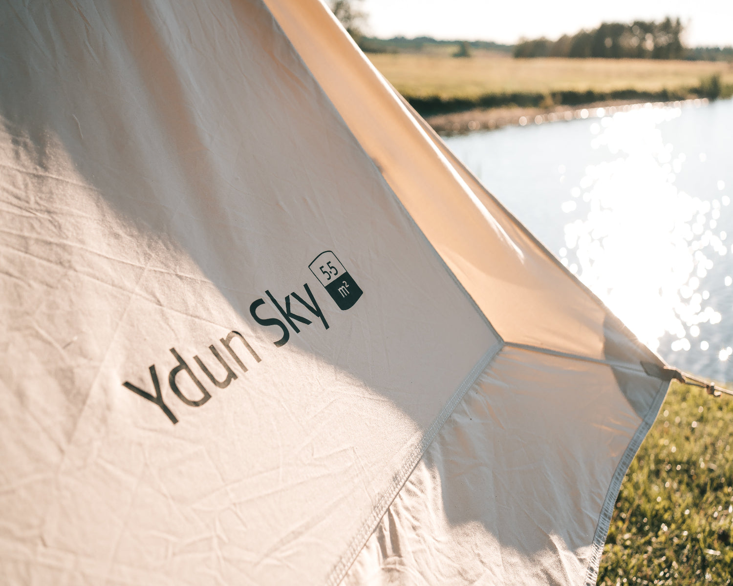 Ydun Sky glampingtelt med bål, hygge og madlavning i skoven.