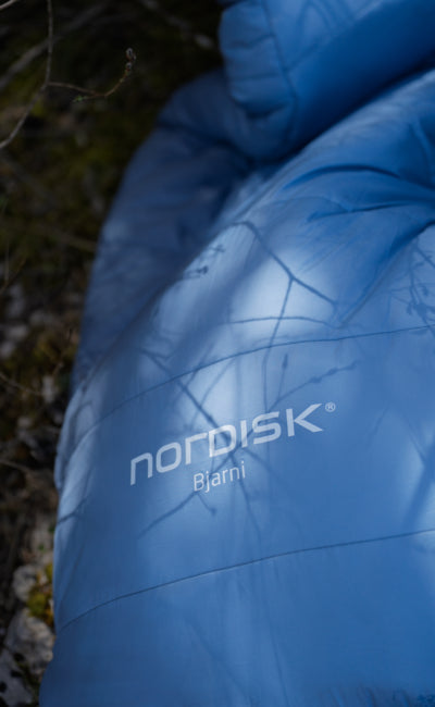 Nordisk Bjarni sovepose, lyseblå, udendørs i sollys