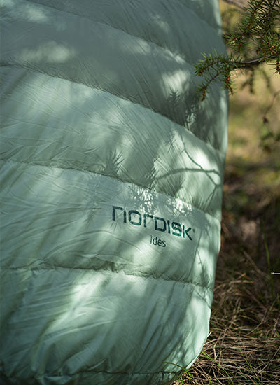 Nordisk Ides sovepose i grøn farve med gran kviste