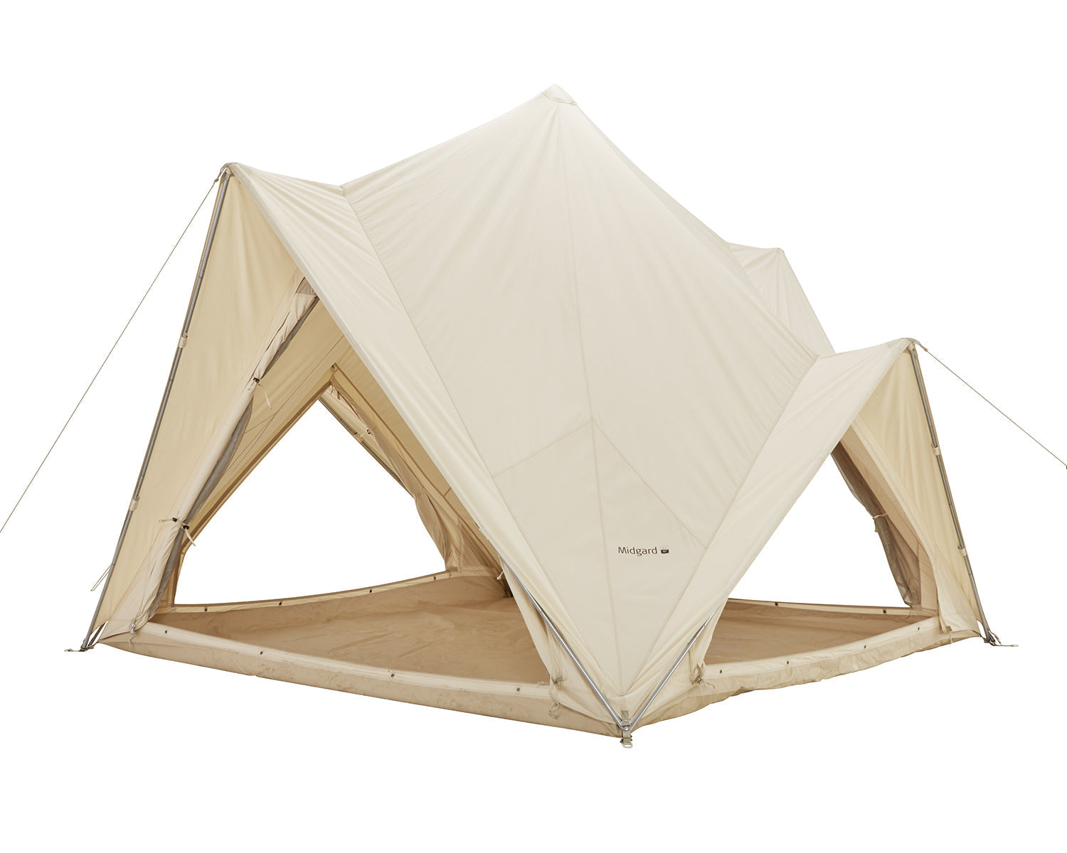 Midgard 9.2 glamping telt med lyskæder, bål og mand laver mad