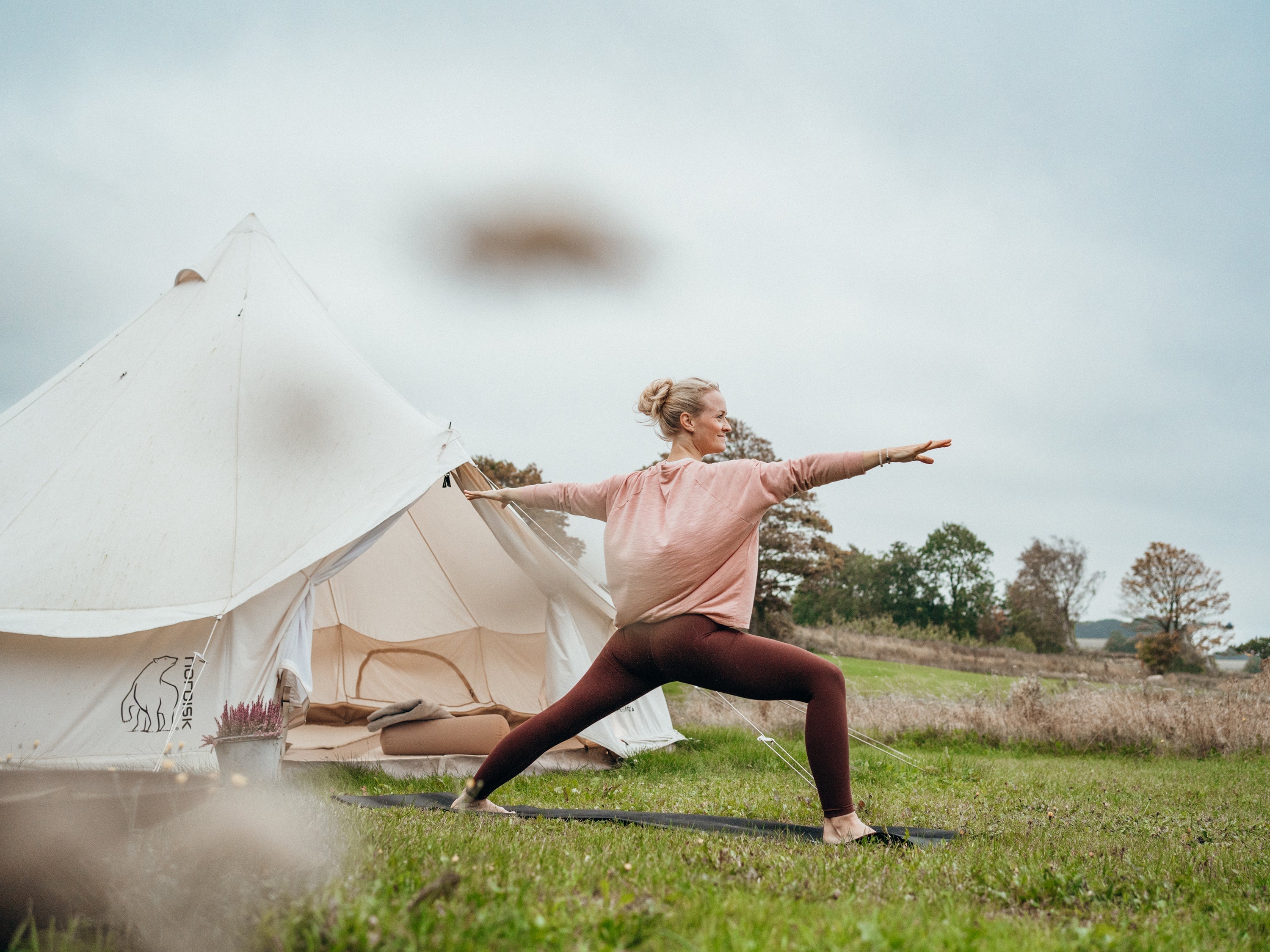 Glampingtelt Asgard 19.6 ved vandet med åben indgang og interiør